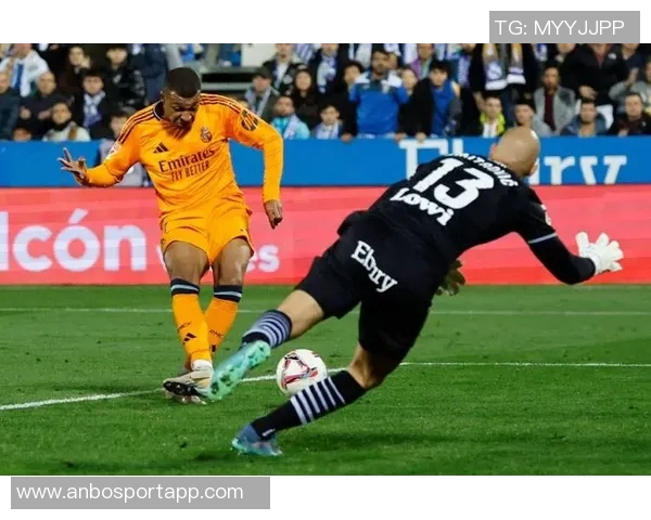 姆巴佩精彩过人遭对手推倒主裁对其进行严厉教育引发热议