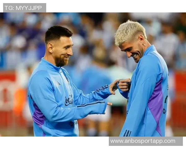 德保罗与梅西庆祝合照分享期待最后一步共同努力实现目标 德保罗与梅西庆祝合照分享期待最后一步共同努力实现目标